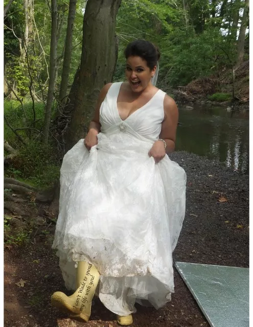 Classy calligraphed wedding waders. (original photo: sydneyscloset.com)