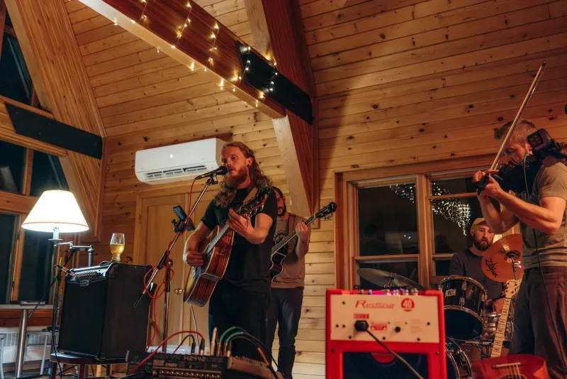 A band plays in a warm lit lodge.